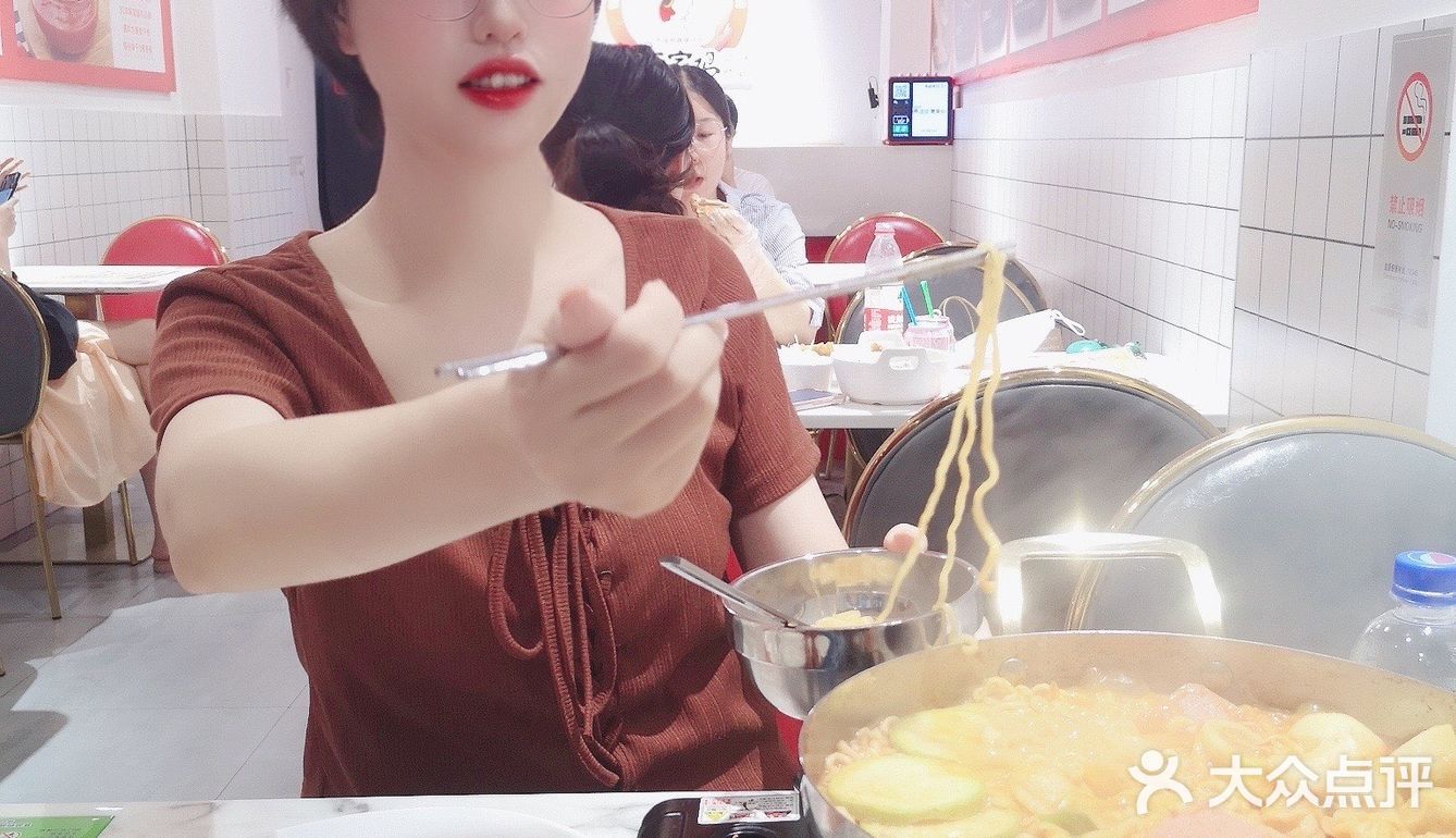 在中学旁边，餐厅和小吃店都很多