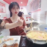 在中学旁边，餐厅和小吃店都很多