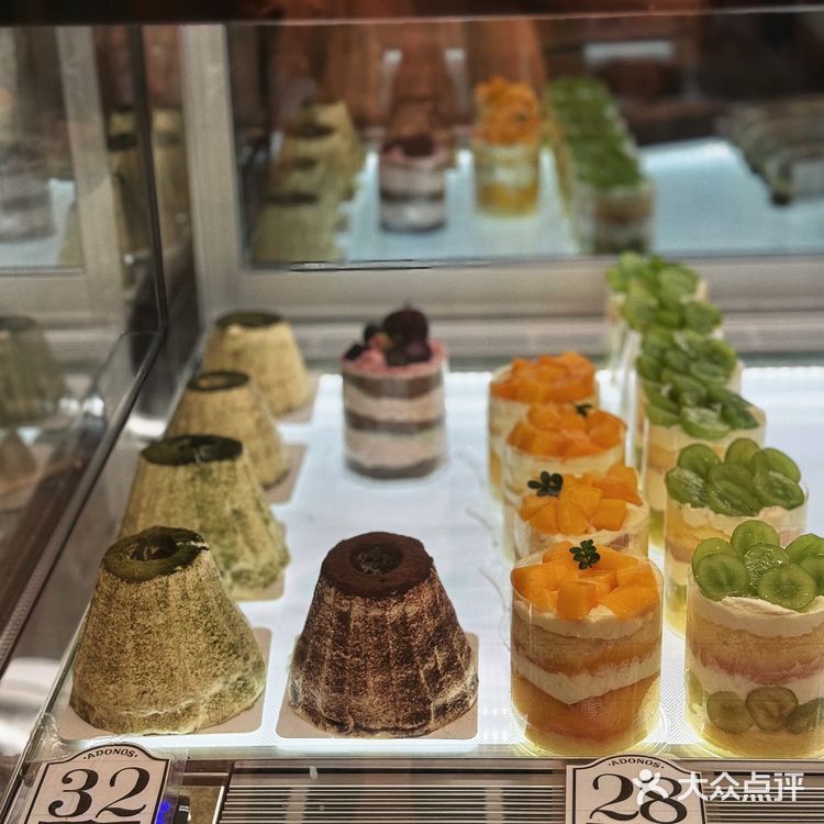 这是。。。。阿哆诺斯吗？？面包脑袋快冲！