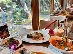 -Chom Cafe and Restaurant