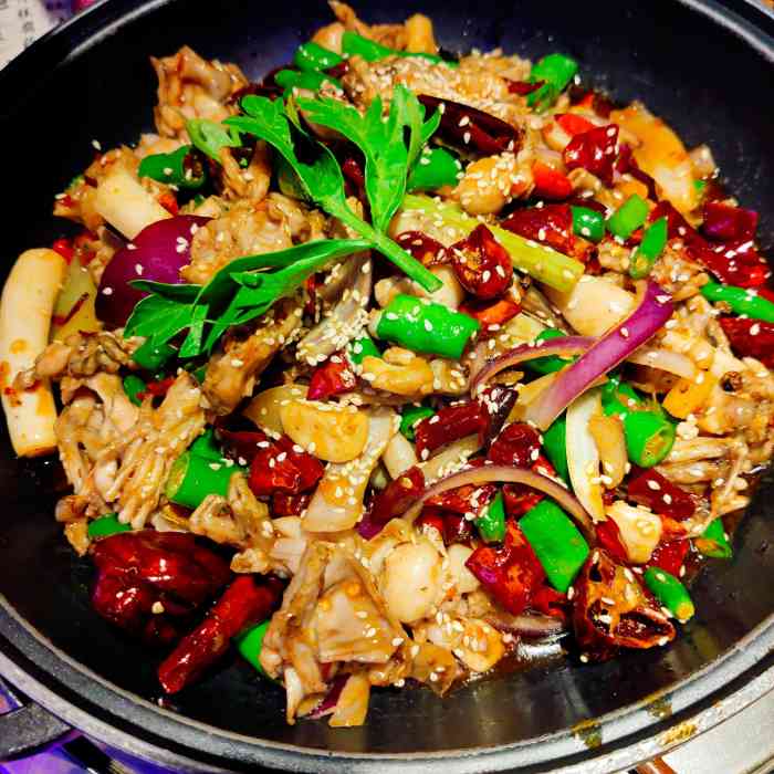 川渝小厨-"就在小区里面,环境一般吧有点乱,味道也中.