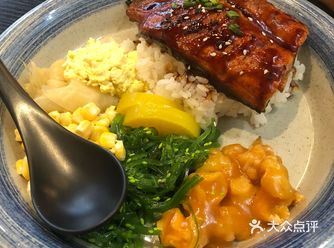 要超级赞这个寿司。三文鱼只是12元。你们看多大多厚的