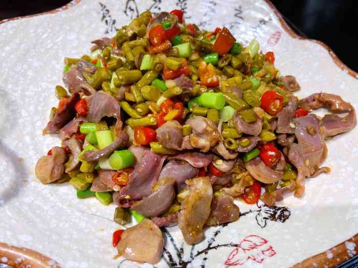 好吃,鸭块大小恰到好处,分量喜人,味道棒棒哒  「酸豆角鸡杂」下饭菜