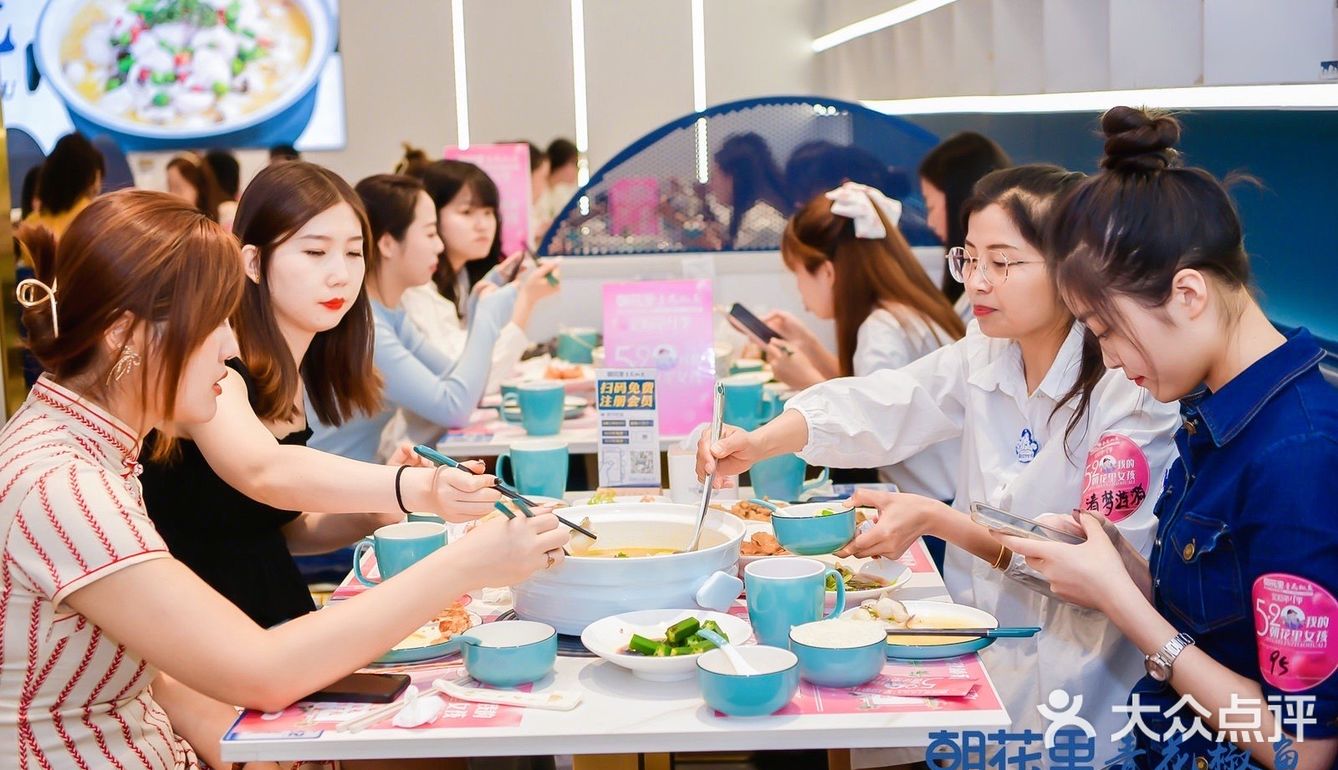 吃‮就鱼‬选朝花里 人气爆满 天天排队的本‮热土‬销