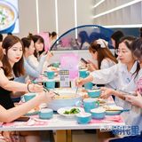 吃‮就鱼‬选朝花里 人气爆满 天天排队的本‮热土‬销