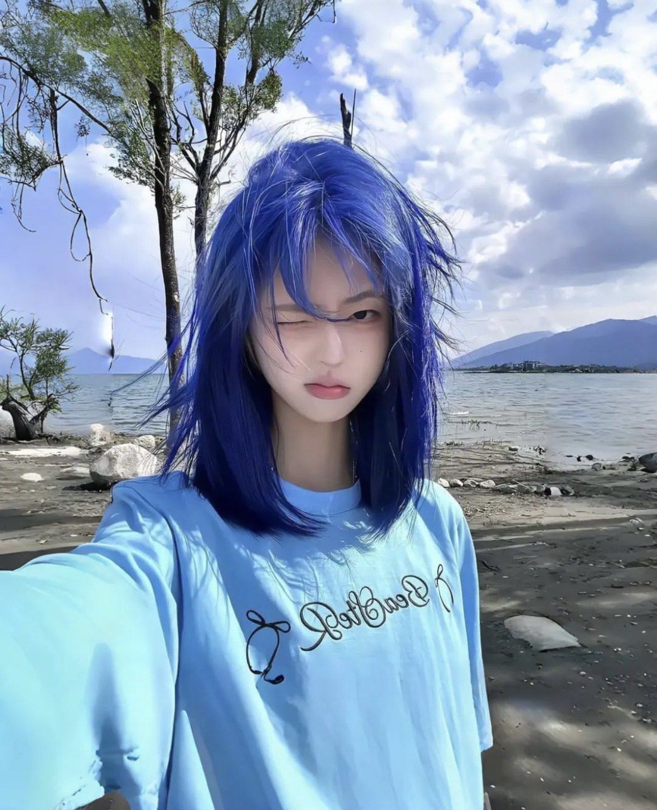 女生雾蓝色头发