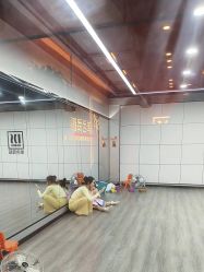 -单色舞蹈