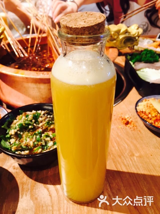 鲜榨菠萝苹果汁