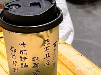 开在大运河博物馆3号馆里，环境古香古色，点单的人还蛮
