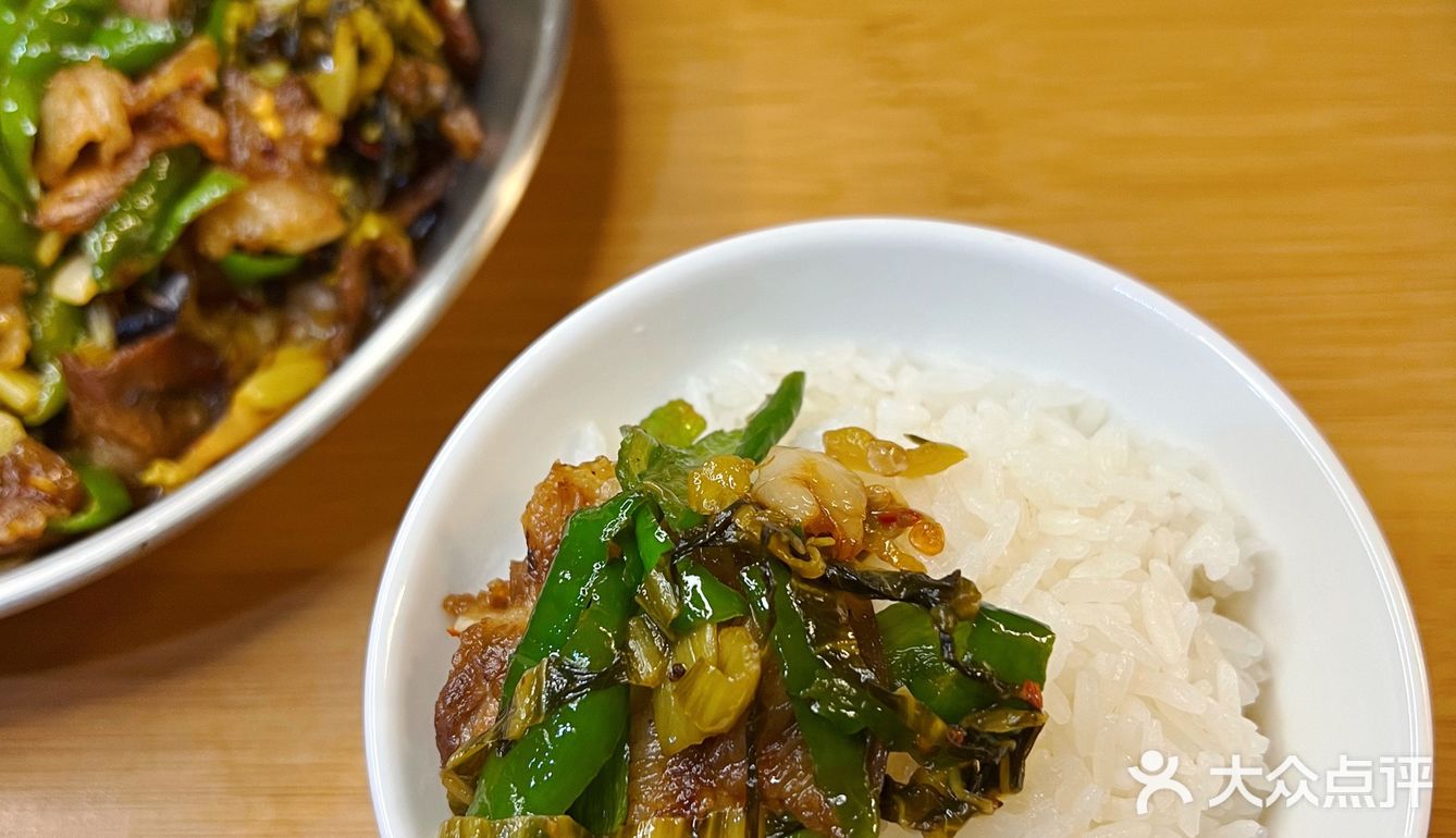 家常下饭菜之酸菜炒肉，加点樟树港辣椒，味道绝了 [亲亲]