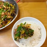 家常下饭菜之酸菜炒肉，加点樟树港辣椒，味道绝了 [亲亲]