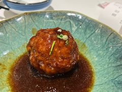 鸭蛋黄狮子头-梅飞酒家(名辉豪庭店)