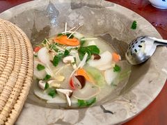 开蒸前的汤底-姚记抚仙湖石锅鱼庄