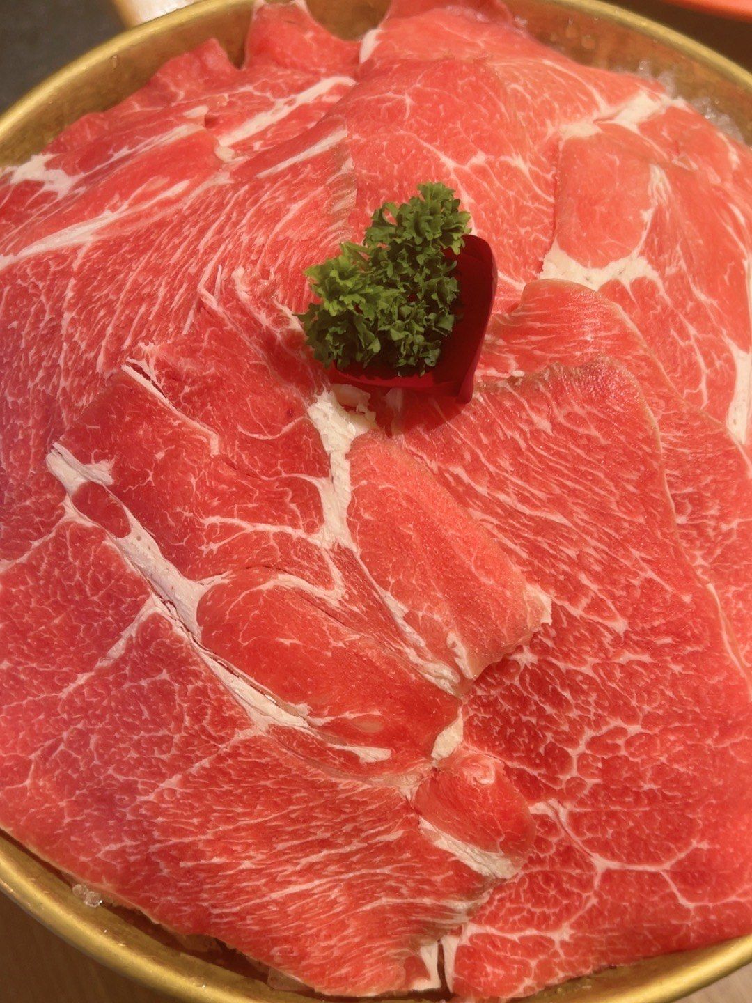 原切牛肉口感鲜嫩多汁入口即化.锅底味道吃