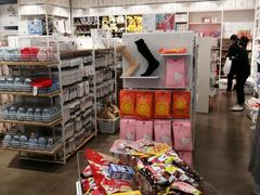 -名创优品(广州萝岗万达广场店)