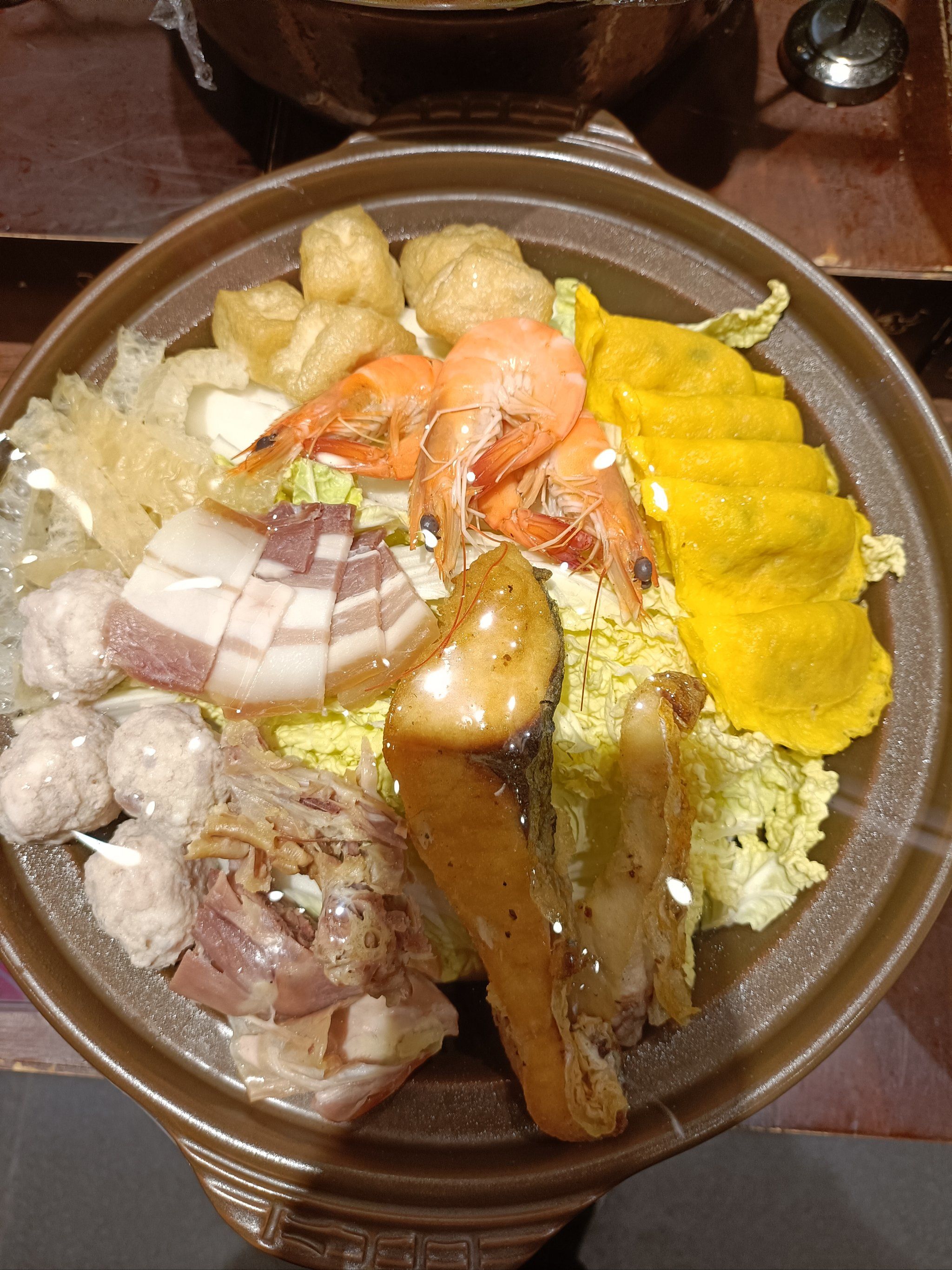 家庭福乐皆满溢,举杯共庆岁月安.美食盛宴心相悦,一家欢乐在眼前.