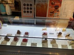 面包甜点陈列柜-Fridi Patisserie Cafe