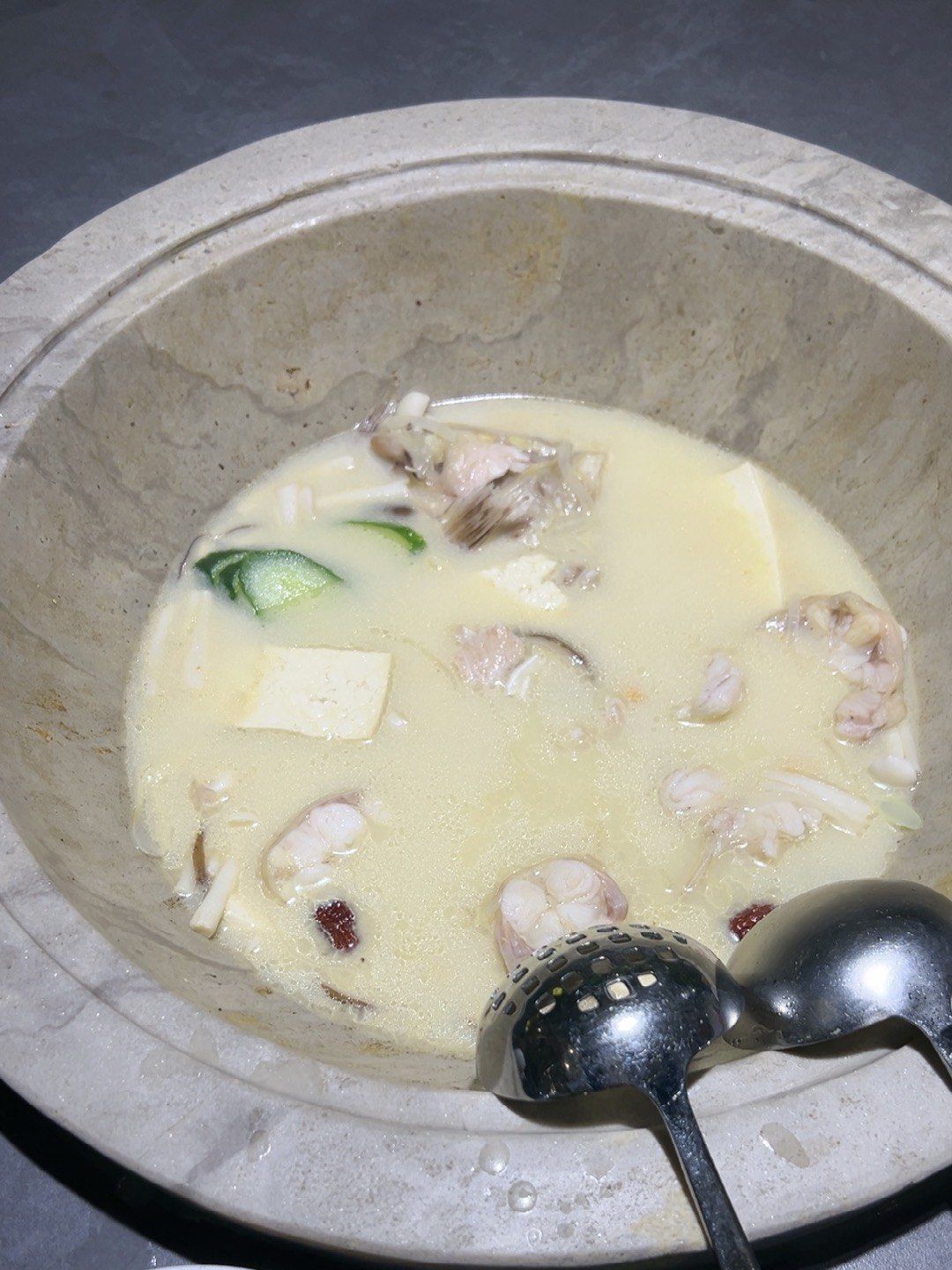 来一碗新鲜的鱼汤吧