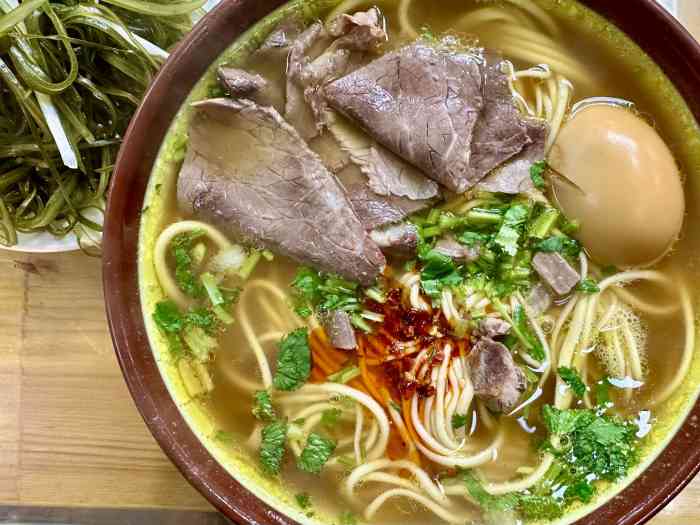 洪湖里拉面(总店)-"一直就喜欢吃拉面,黄汤的拉面,开的年头不.