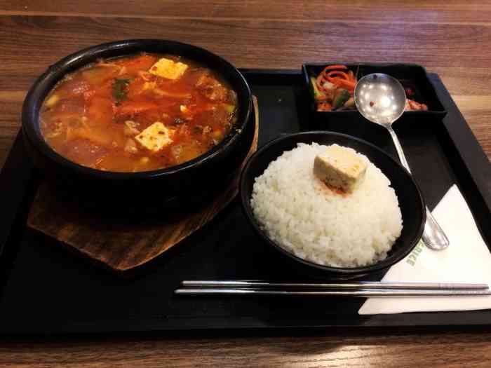 打分 点的牛肉大酱汤套餐还可以.汤里面还有很多花生碎,很热的汤.