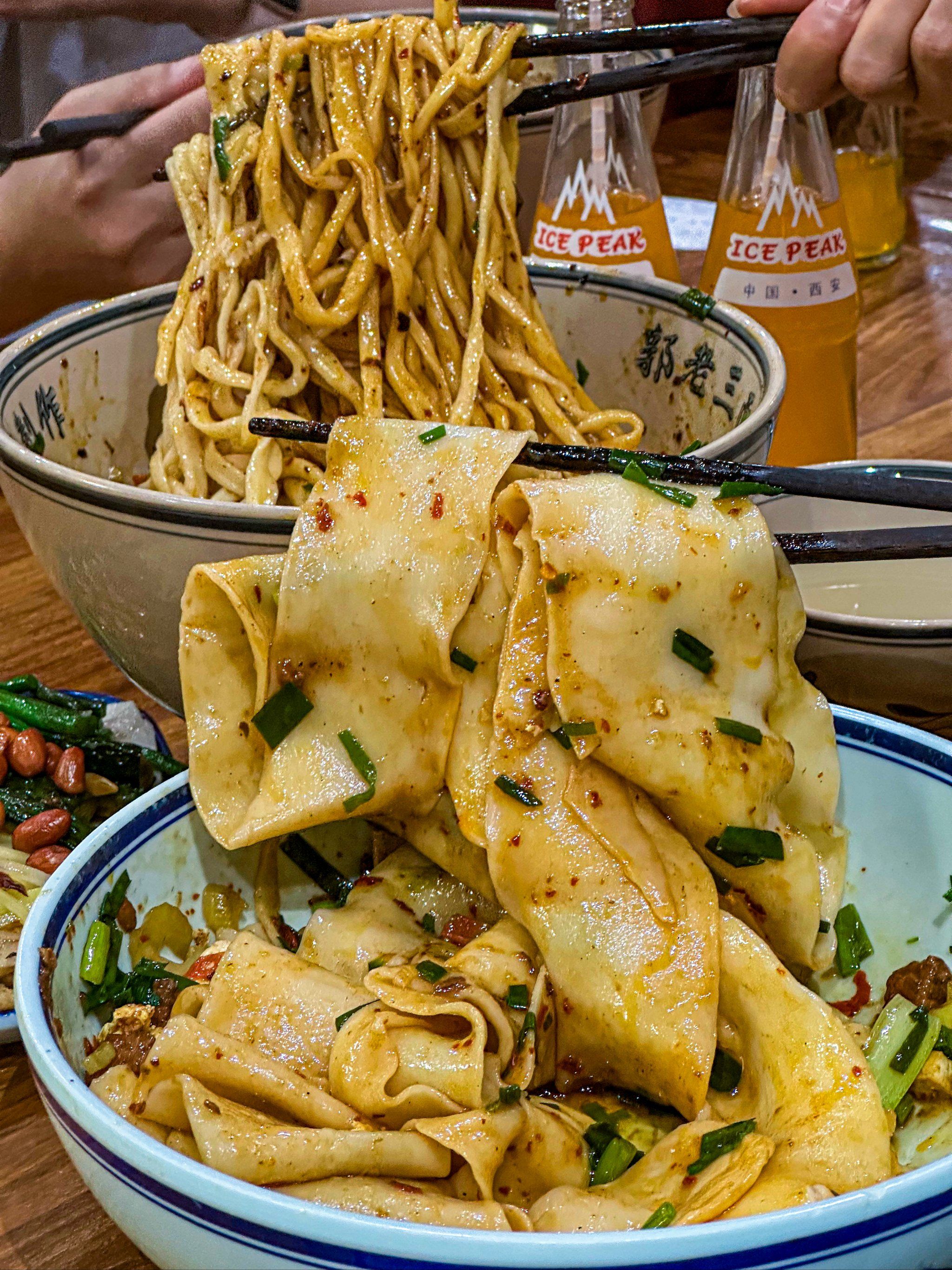 作为一个地道西安人,隔段时间就心心念念这家面馆
大雁塔附近开了十