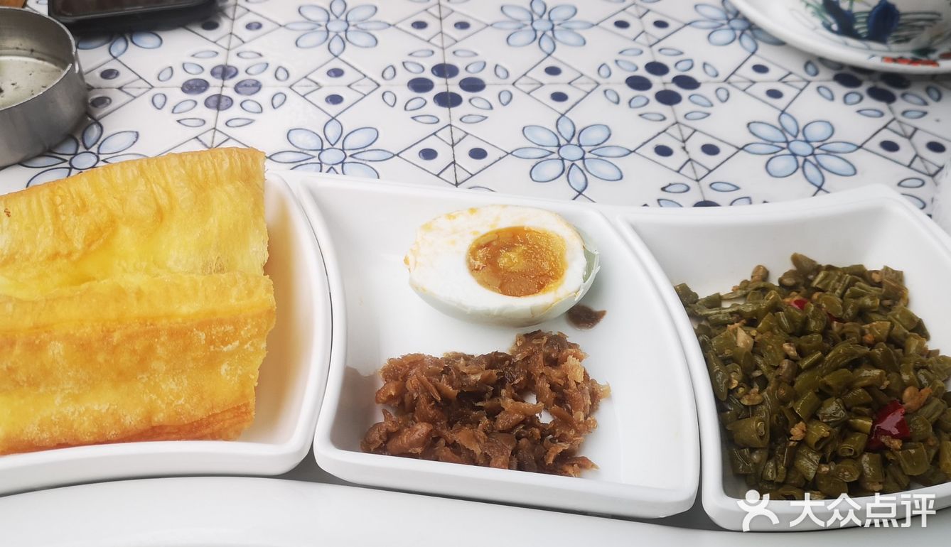 二层楼，外面也有桌子，现在天气正好