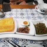 二层楼，外面也有桌子，现在天气正好