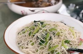Duck Soup with Rice Noodles
