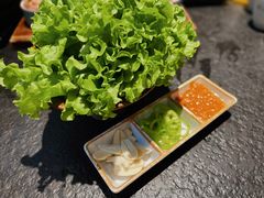 生菜-炭小牛果木烤肉