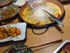 -洱火云南酸菜牛肉火锅(石景山当代商城店)