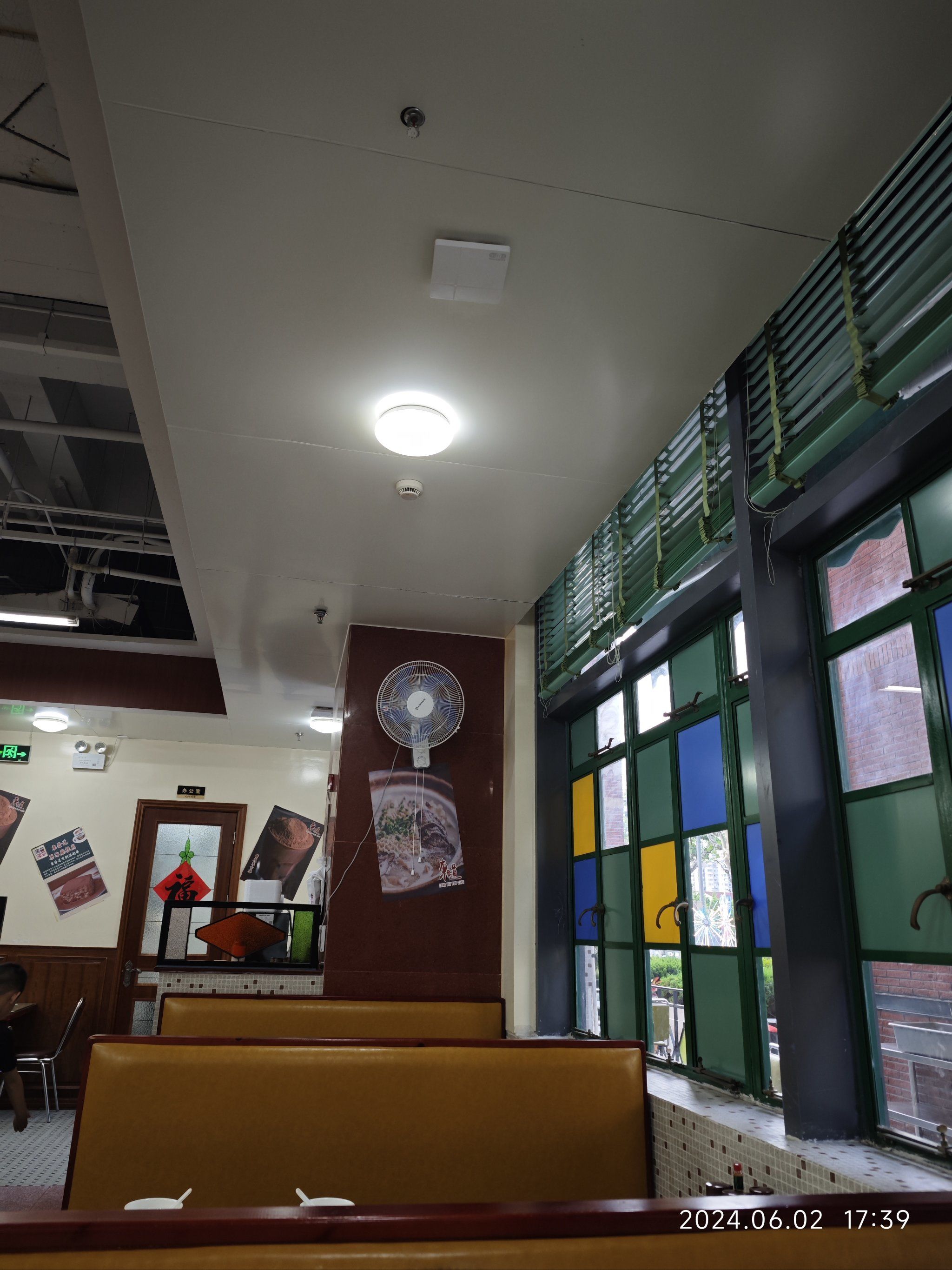 在上海有家正宗的粤菜馆-东发道,餐厅的装修是老香港餐厅的风格,这种