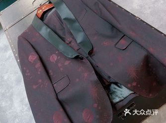 某某某主持人定制的西服已到