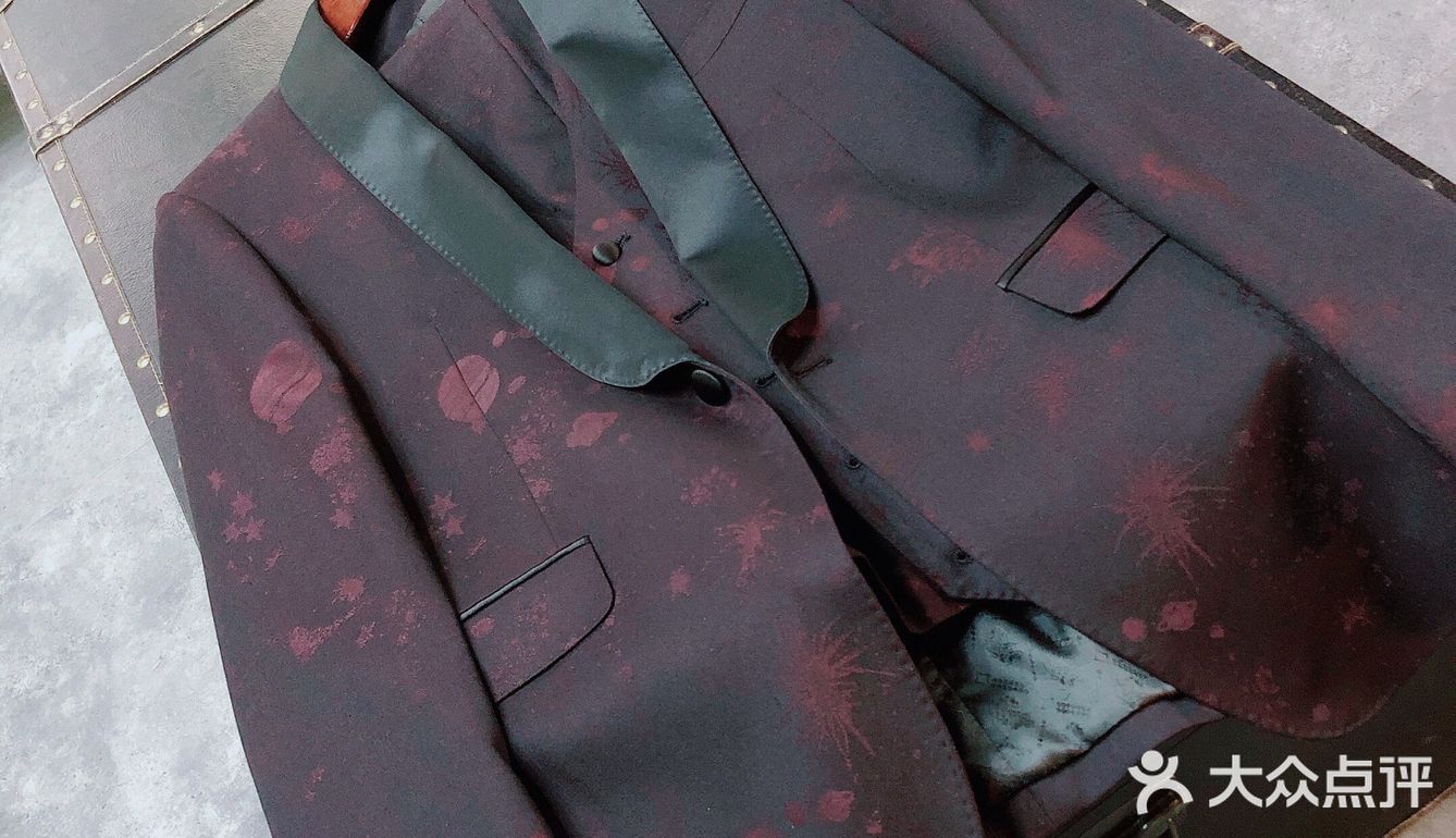 某某某主持人定制的西服已到