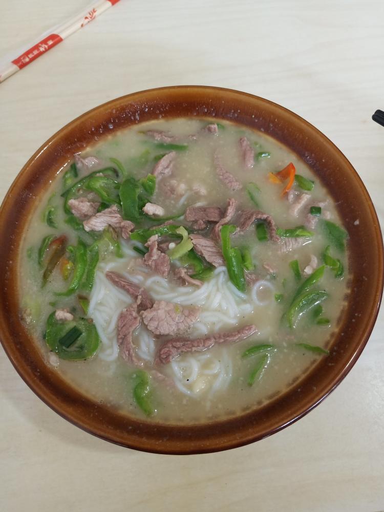 湘南红·原味砍肉粉-"几家粉店挨着一起,做大做强.码子现炒,料.