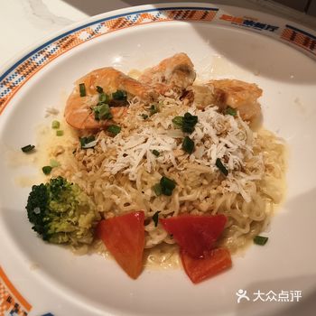 首先，从视觉上来说，芝士奶油大虾捞面呈现出一种诱人的