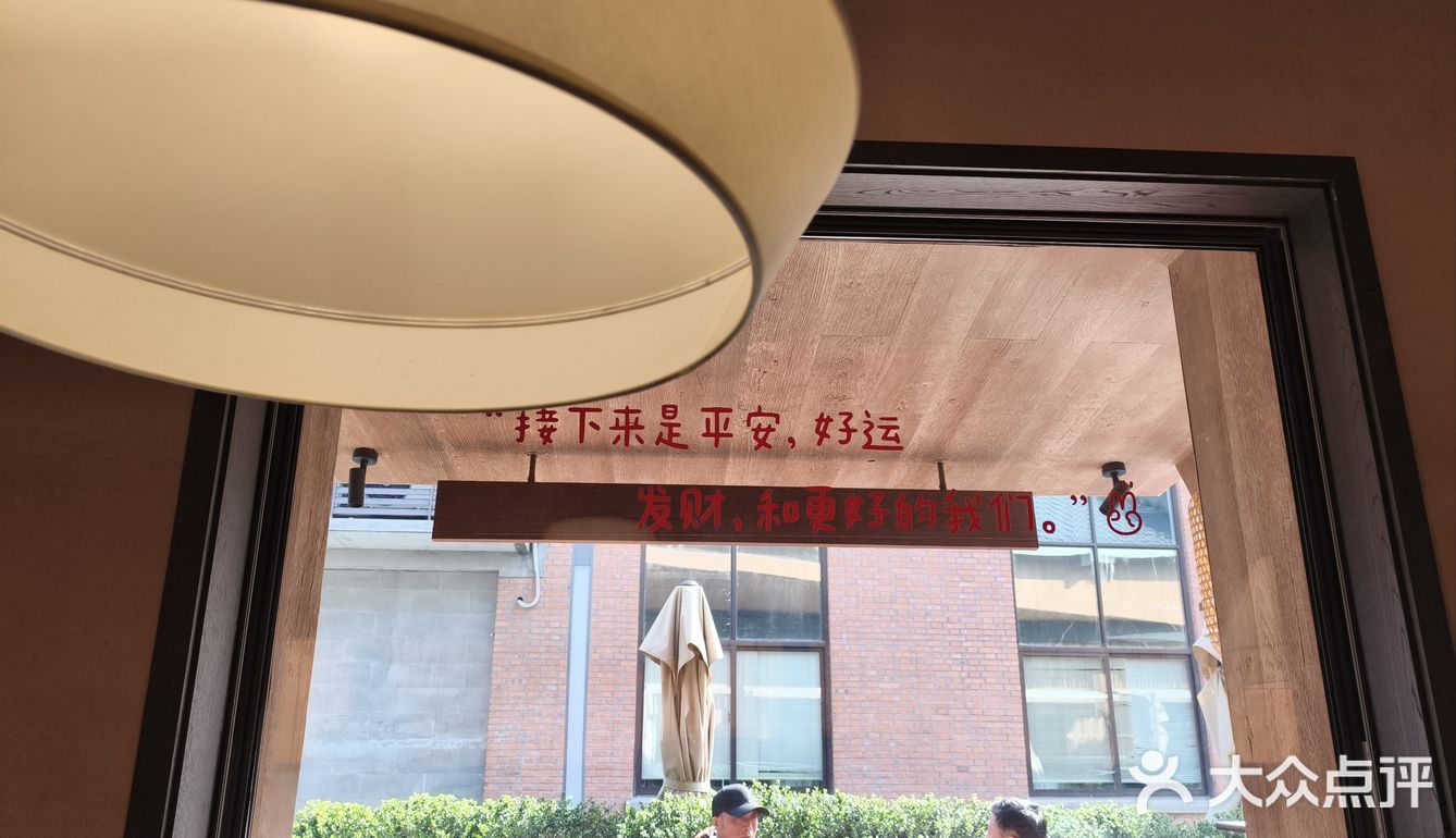 排队有一点，中午一点半还会不断有客人扶老携幼的进来