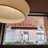 排队有一点，中午一点半还会不断有客人扶老携幼的进来