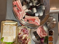 -围炉肉舍•炭烤活鳗•丹东海鲜烤肉(步行街店)