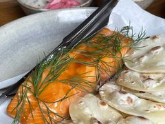 烟熏三文鱼配烤饺子皮和芥末籽酱-BOR Eatery(安福路店)