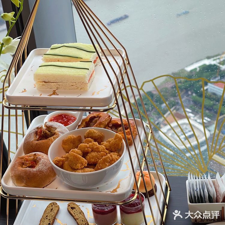 上海中心119层绝美观景位！享受云端下午茶