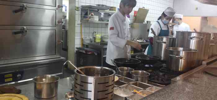 小秦川(栾川店)-"[薄荷]环境:挺大的店面,门口停车也很.