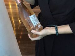 服务员开酒-广州四季酒店·意珍·意式自助餐