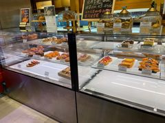 面包甜点陈列柜-丽都DELICATESSEN熟食店