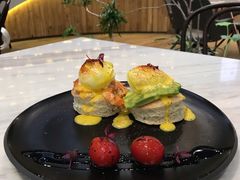 鲜虾牛油果班尼迪-théATRE茶聚场·餐厅(环球金融中心店)