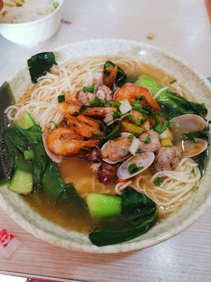 宁波火车站南对面高层下的一排小快餐店人一走过门口店里拉客吆喝声此