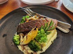-Chom Cafe and Restaurant