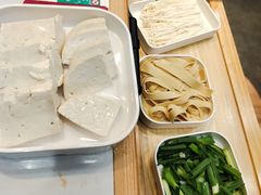 -鲁员外地锅鸡地锅鱼(古墩路店)