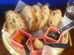 三种酱配酸面包-Mesa Madre梅萨妈妈·Bintana(国贸店)