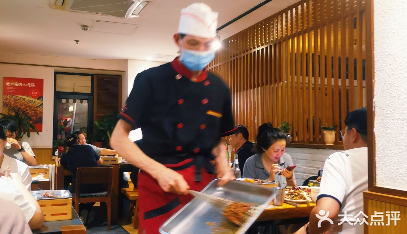 望京奇葩烧烤店[调皮]串都是师傅发的啊🍢