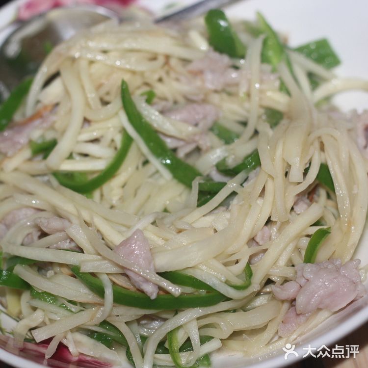 清清爽爽，碧绿清爽的家常菜！青椒茭白炒肉丝！